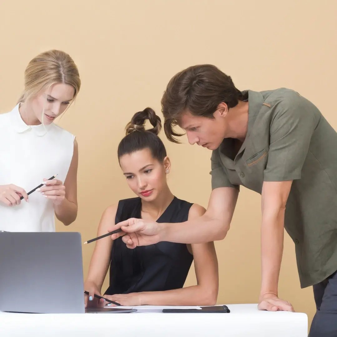 Persone discutono davanti ad un computer